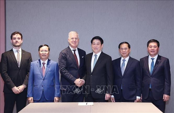 Chủ tịch nước Lương Cường với Tổng Thư ký Phòng Thương mại quốc tế (ICC) John Denton và các đại biểu. Ảnh: Lâm Khánh/TTXVN