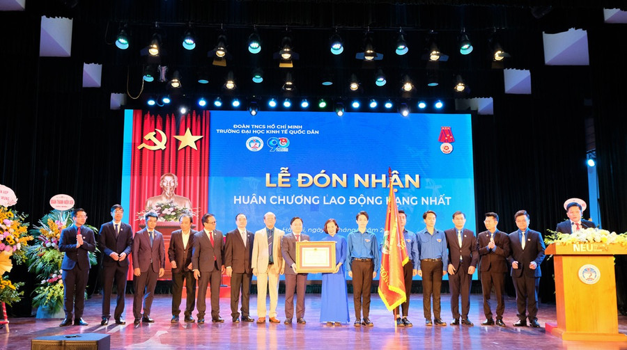 Đại học Kinh tế Quốc Dân đón nhận những phần thưởng cao quý. image1.png