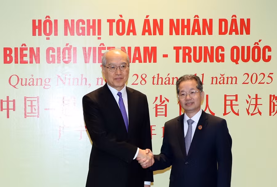 Đồng chí Nguyễn Văn Quảng, Ủy viên Ban Chấp hành Trung ương Đảng Cộng sản Việt Nam, Chánh án Tòa án nhân dân tối cao Việt Nam và đồng chí Trương Quân, Ủy viên Ban Chấp hành Trung ương Đảng Cộng sản Trung Quốc, Chánh án Tòa án nhân dân tối cao Trung Quốc.