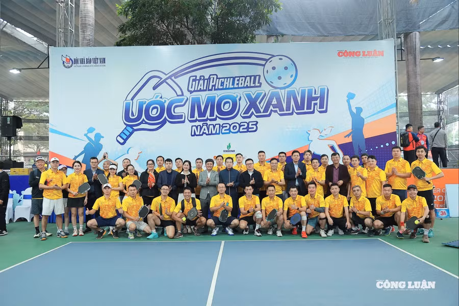 Các đại biểu và vận động viên chụp ảnh lưu niệm tại Lễ khai mạc.