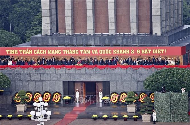 Các đồng chí lãnh đạo, nguyên lãnh đạo Đảng, Nhà nước, các vị khách quốc tế và các đại biểu thực hiện nghi lễ chào cờ. Ảnh: Doãn Tấn/TTXVN Các đồng chí lãnh đạo, nguyên lãnh đạo Đảng, Nhà nước, các vị khách quốc tế và các đại biểu thực hiện nghi lễ chào cờ. Ảnh: Doãn Tấn/TTXVN