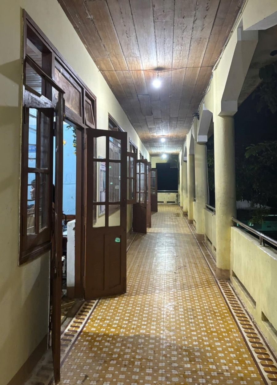 Hành lang các lớp học sáng đèn giữa đêm mưa, minh chứng cho tinh thần hiếu học của thầy trò vùng cao Nam Trà My. 9c5e29c1-8dd9-4e0f-8c6d-6b06439ca330.jpg
