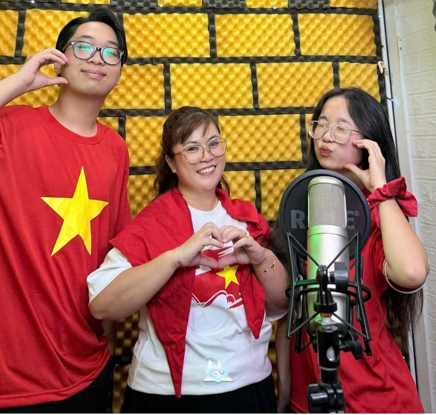 Cô và trò rạng rỡ trong sắc đỏ sao vàng cùng thu âm ca khúc “Còn gì đẹp hơn”. 534402874-1329177515877104-5055189263021676008-n-3882.jpg