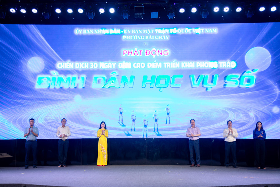 Các đại biểu hưởng ứng, phát động Chiến dịch 30 ngày đêm cao điểm triển khai phong trào “Bình dân học vụ số”. 2m2a8407-min.jpg