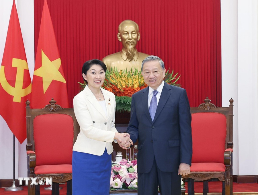 Tổng Bí thư Tô Lâm và bà Obuchi Yuko, Hạ nghị sỹ thuộc Đảng Dân chủ tự do, Chủ tịch Liên minh Nghị sỹ hữu nghị Nhật Bản-Việt Nam. (Ảnh: Thống Nhất/TTXVN). tong-bi-thu-to-lam-tiep-doan-dai-bieu-lien-minh-nghi-si-huu-nghi-nhat-ban-viet-nam-obuchi-yuko-1.jpg