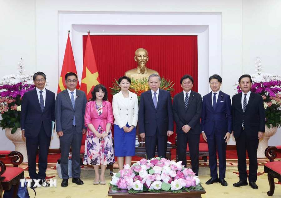 Tổng Bí thư Tô Lâm và Đoàn đại biểu Liên minh Nghị sỹ hữu nghị Nhật Bản-Việt Nam chụp ảnh chung. (Ảnh: Thống Nhất/TTXVN). tong-bi-thu-to-lam-tiep-doan-dai-bieu-lien-minh-nghi-si-huu-nghi-nhat-ban-viet-nam-obuchi-yuko-6.jpg