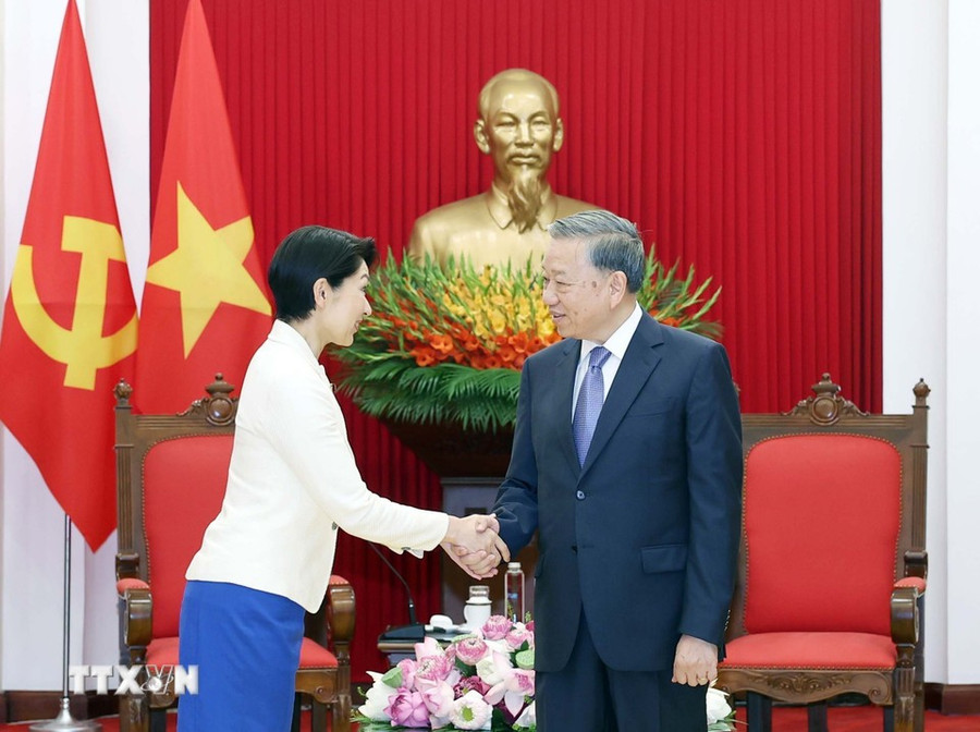 Tổng Bí thư Tô Lâm và bà Obuchi Yuko, Hạ nghị sỹ thuộc Đảng Dân chủ tự do, Chủ tịch Liên minh Nghị sỹ hữu nghị Nhật Bản-Việt Nam. (Ảnh: Thống Nhất/TTXVN). tong-bi-thu-to-lam-tiep-doan-dai-bieu-lien-minh-nghi-si-huu-nghi-nhat-ban-viet-nam-obuchi-yuko-2.jpg