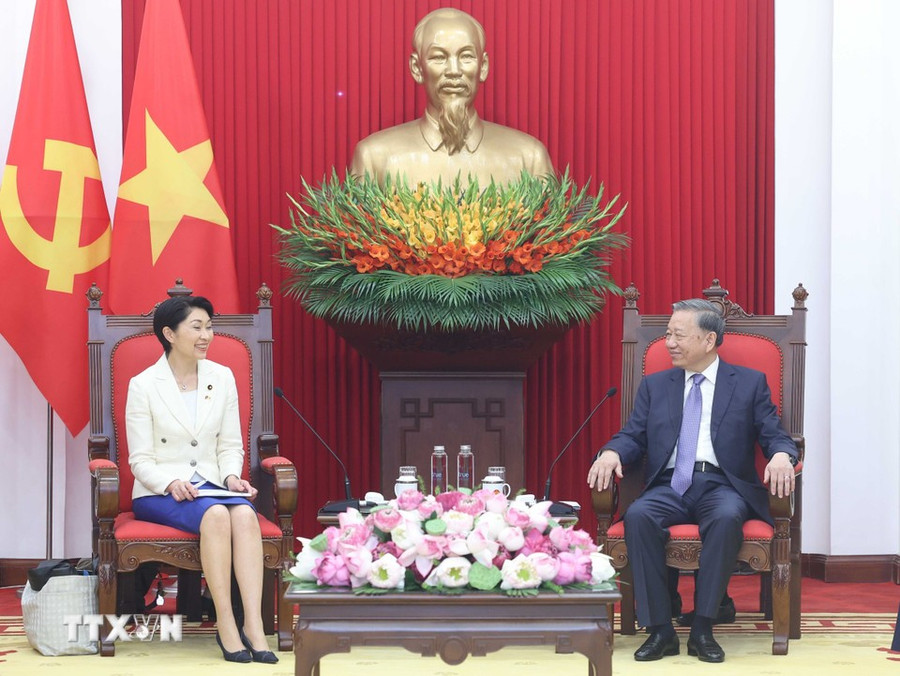 Tổng Bí thư Tô Lâm và bà Obuchi Yuko, Hạ nghị sỹ thuộc Đảng Dân chủ tự do, Chủ tịch Liên minh Nghị sỹ hữu nghị Nhật Bản-Việt Nam. (Ảnh: Thống Nhất/TTXVN). tong-bi-thu-to-lam-tiep-doan-dai-bieu-lien-minh-nghi-si-huu-nghi-nhat-ban-viet-nam-obuchi-yuko-3.jpg