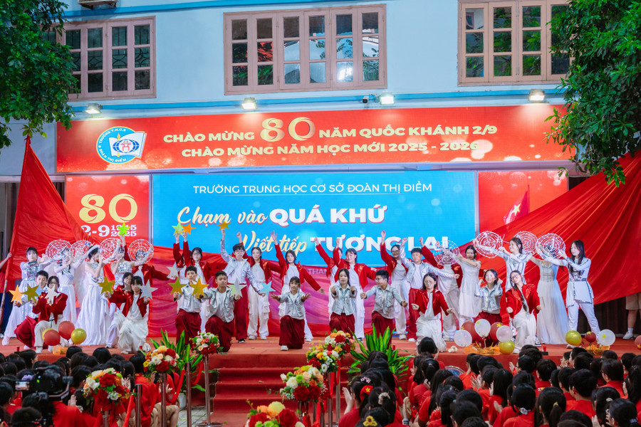 Các em học sinh được tự mình chuẩn bị các tiết mục nghệ thuật chào mừng năm học mới. 29-8-cs1-201.jpg