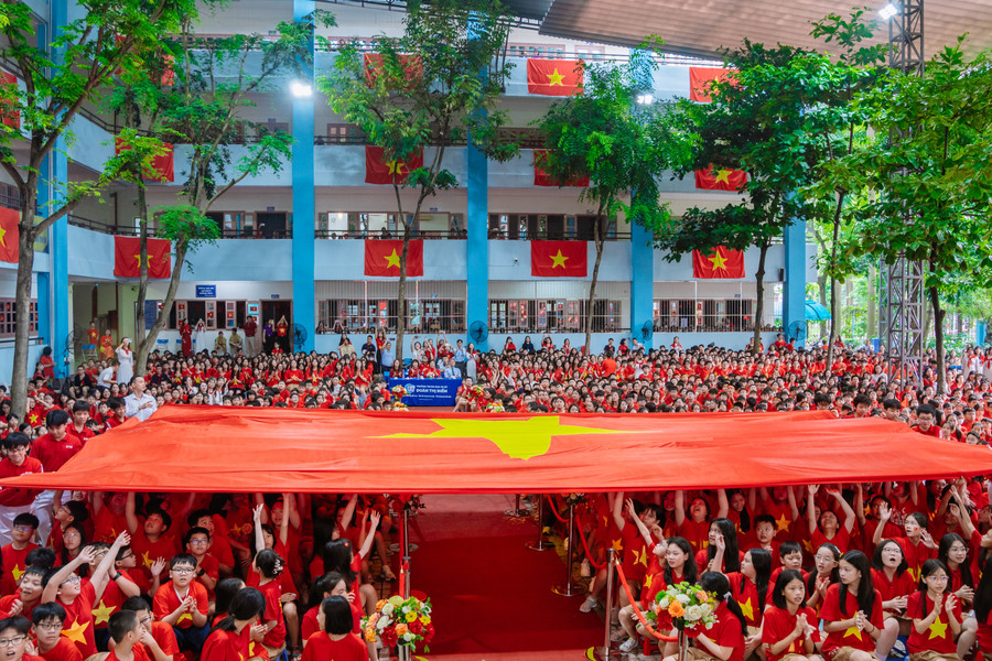 Học sinh nhà trường thực hiện nghi thức Chạm sắc quốc kỳ - Hồn thiêng giục bước. 29-8-cs1-178.jpg