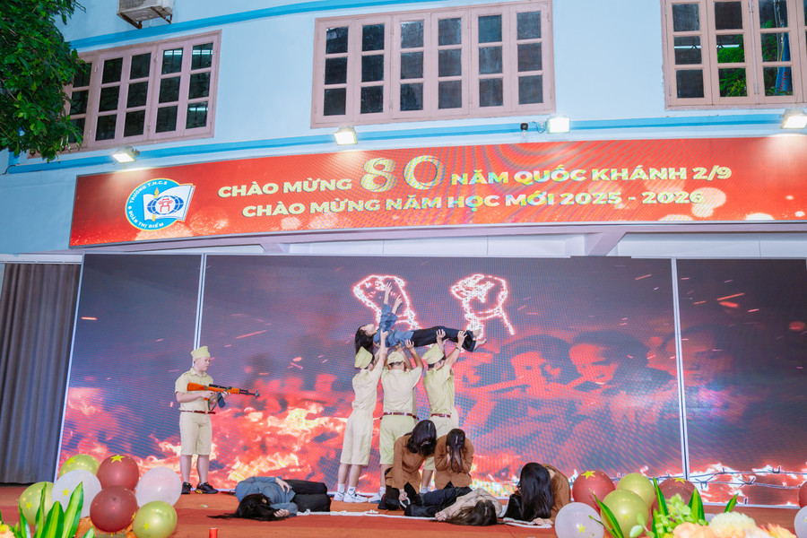 Hoạt cảnh lịch sử do học sinh nhà trường tái hiện giúp các em thêm hiểu, trân trọng và biết ơn hy sinh cao cả của cha ông cho độc lập, tự do của dân tộc. 29-8-cs1-103.jpg