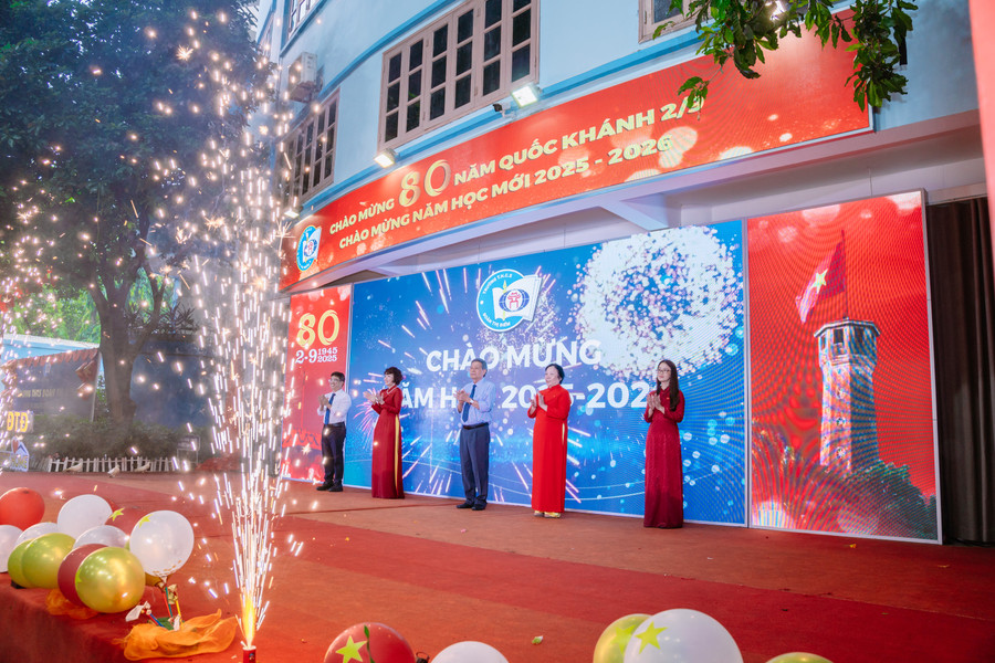 Lãnh đạo nhà trường thực hiện nghi thức Chào mừng năm học mới 2025 - 2026. 29-8-cs1-168.jpg