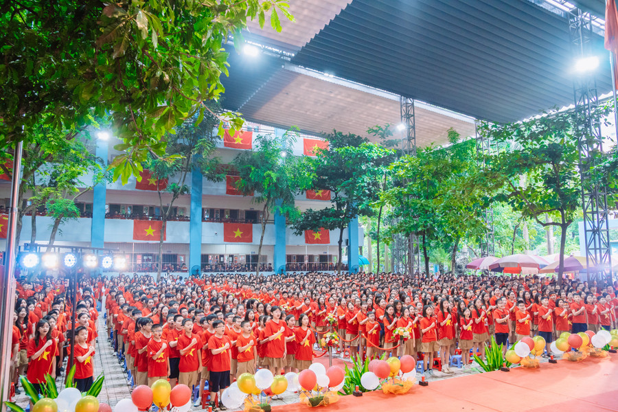 Các em học sinh thực hiện nghi lễ chào cờ - hát Quốc ca và đặt tay lên ngực trái thể hiện sự tri ân tới các thế hệ cha anh đã hy sinh tuổi xuân cho Tổ quốc. 29-8-cs1-127.jpg