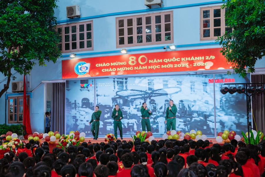Thầy và trò nhà trường cùng ôn lại lịch sử hào hùng của dân tộc trước thềm năm học mới. 29-8-cs1-78.jpg