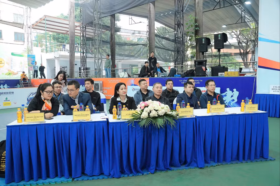 Các đại biểu và khách mời tham dự buổi lễ.