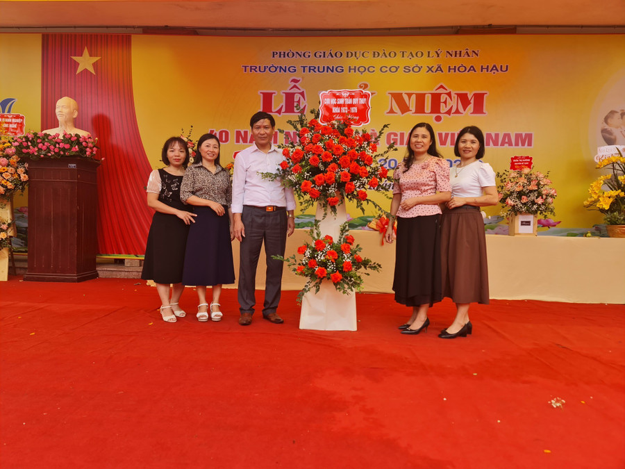Thầy Trần Duy Trung chụp ảnh cùng các giáo viên tại một sự kiện do trường tổ chức. 
