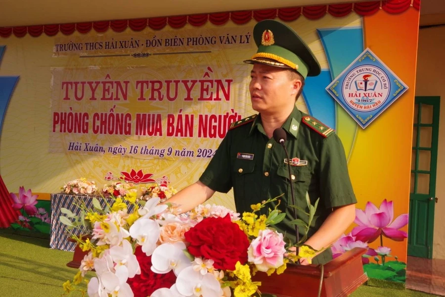 Trung tá Phạm Văn Nhân - Phó Đồn trưởng Đồn Biên phòng Văn Lý trao đổi về các phương thức, thủ đoạn của tội phạm mua bán người.