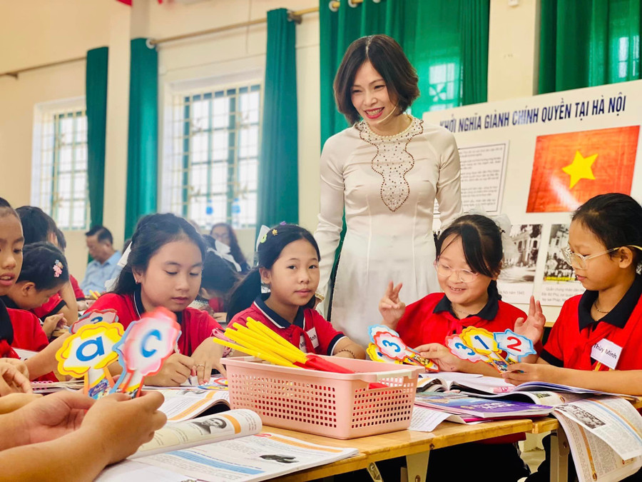 Cô giáo Nguyễn Thanh Thủy hướng dẫn học sinh tham gia hoạt động học và tìm hiểu về Cách mạng tháng Tám năm 1945.