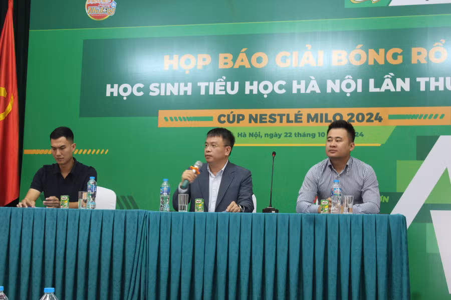 Ban tổ chức trao đổi thông tin về giải đấu tới các cơ quan báo chí, truyền thông. Ảnh: Phong Anh.