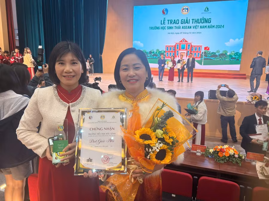 Đại diện Trường Tiểu học Bắc Lệnh (TP Lào Cai, tỉnh Lào Cai) dự và nhận giải Nhì tại lễ trao giải.