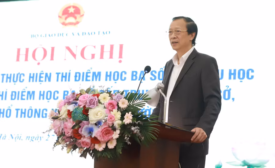 Thứ trưởng Bộ GD&ĐT Phạm Ngọc Thưởng phát biểu chỉ đạo tại hội nghị. 