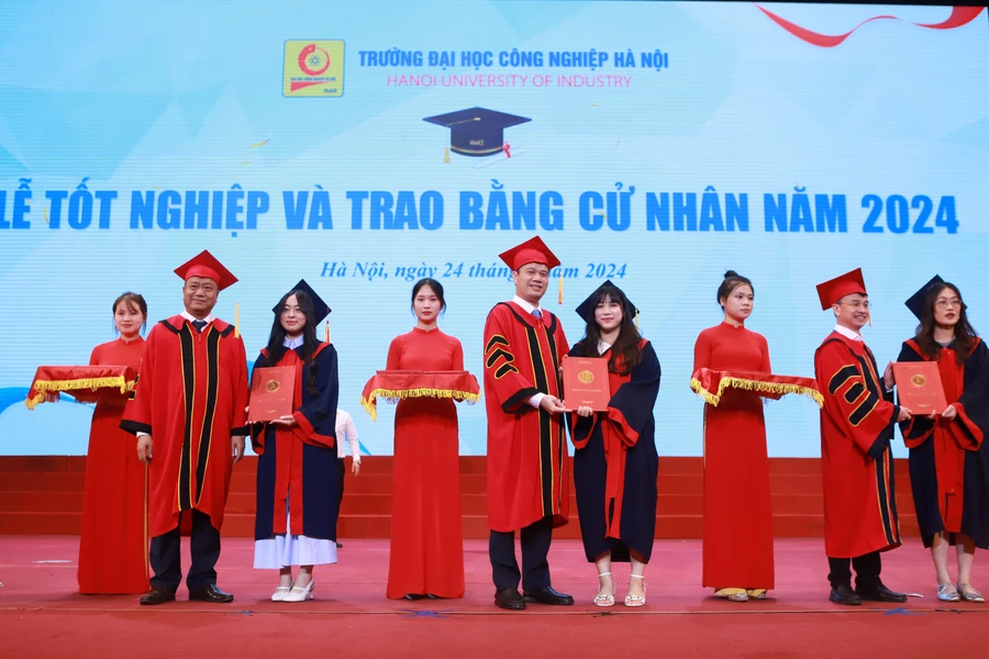 Lãnh đạo Trường ĐH Công nghiệp Hà Nội trao bằng cử nhân cho các em sinh viên. 