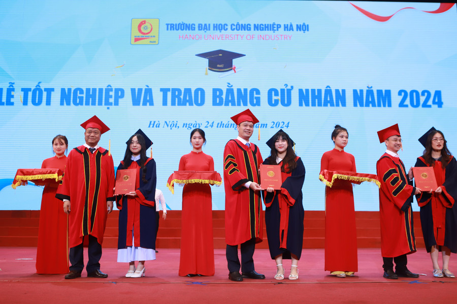 Lãnh đạo Trường ĐH Công nghiệp Hà Nội trao bằng cử nhân cho các em sinh viên. 