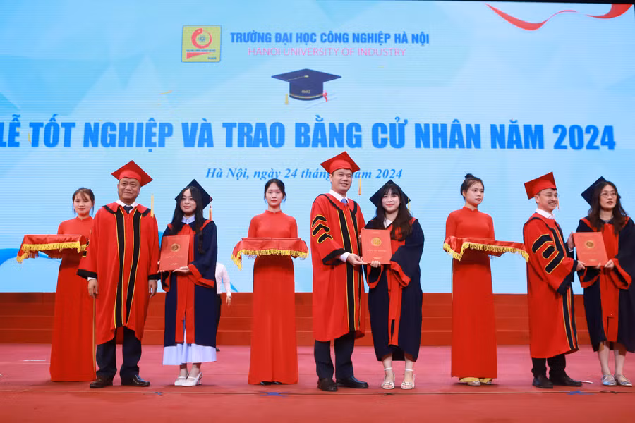 Lãnh đạo Trường ĐH Công nghiệp Hà Nội trao bằng cử nhân cho các em sinh viên. 