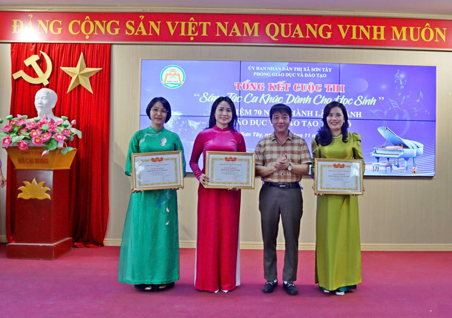 Cô Phan Thị Thúy An (thứ 2 từ trái qua) cũng đạt nhiều thành tích ở các phong trào thi đua cấp thị xã và được lãnh đạo khen thưởng. an-7.jpg