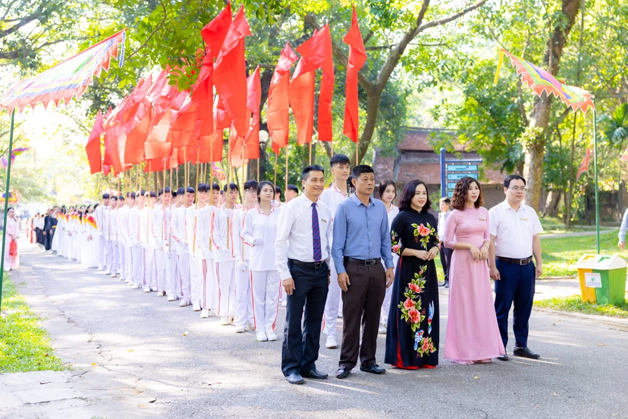 Ban lãnh đạo Trường THPT Lam Hồng và các em học sinh nhà trường tại Khu di tích Đền Sóc.