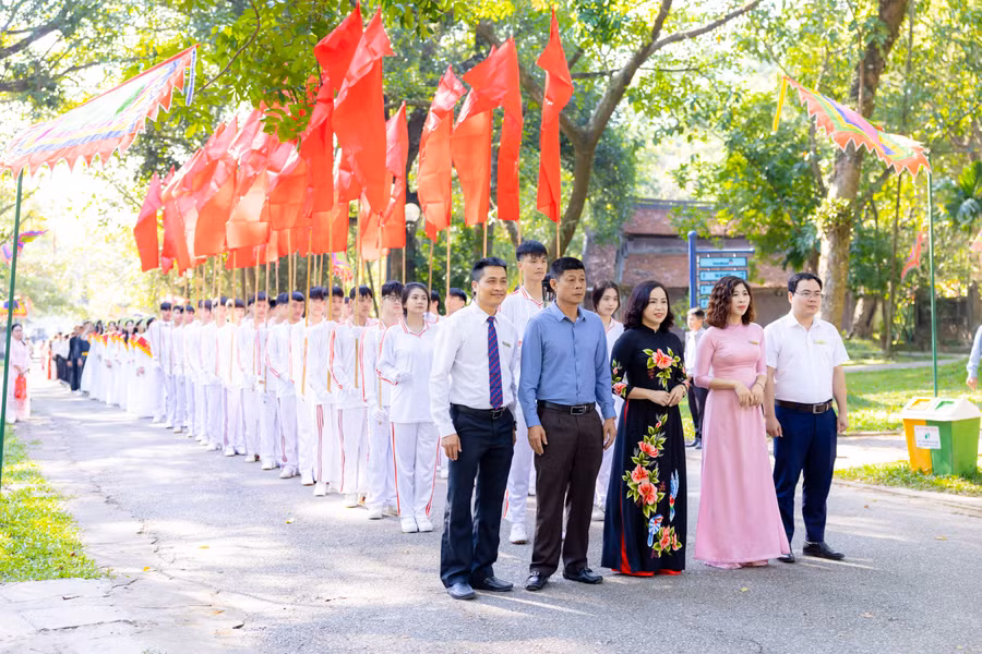 Ban lãnh đạo Trường THPT Lam Hồng và các em học sinh nhà trường tại Khu di tích Đền Sóc.