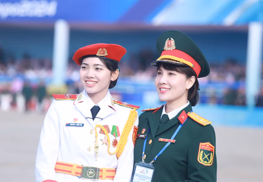 Các nữ quân nhân tham gia làm nhiệm vụ tại lễ khai mạc Triển lãm Quốc phòng quốc tế Việt Nam 2024. (Ảnh: Đình Tuệ)