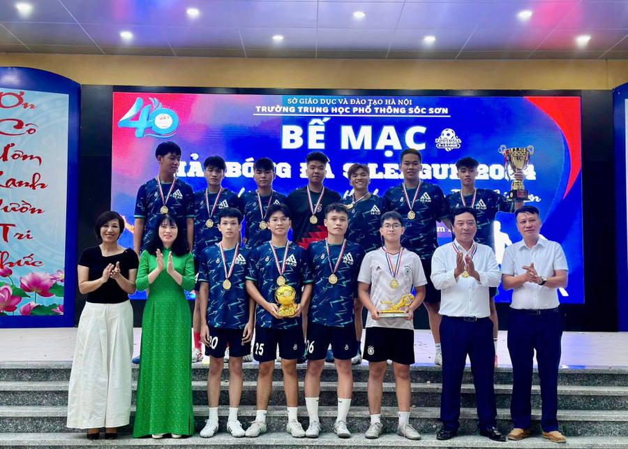 Học sinh tham gia giải bóng đá S-League 2024 với tinh thần thi đấu hết mình. 