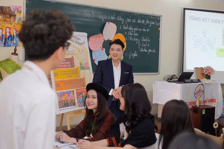 Thầy giáo Nguyễn Hữu Quyết trong một giờ học Giáo dục kinh tế và pháp luật trên lớp. 