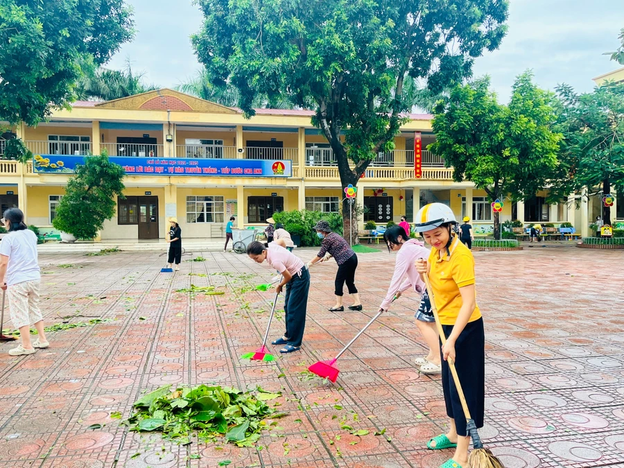 Cán bộ giáo viên tiến hành tổng vệ sinh, dọn dẹp sau bão số 3 tại Trường Tiểu học Yên Nghĩa , quận Hà Đông (Hà Nội) sáng 8/9.