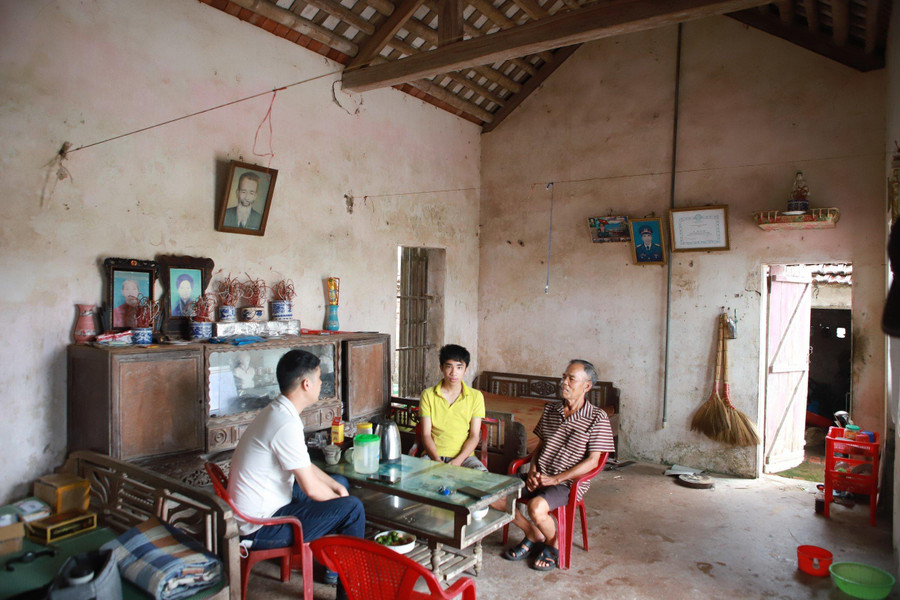 Ngôi nhà của em Thủ không có đồ đạc gì đáng giá và thiếu thốn đủ bề. Ảnh: Đình Tuệ. 4.jpg