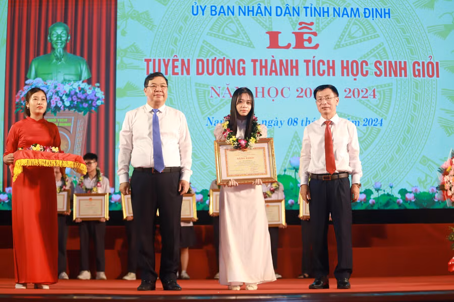 Phạm Thị Trà My, học sinh Trường THPT Giao Thủy đạt điểm tổ hợp khối C00 cao nhất tỉnh và toàn quốc được tuyên dương. 