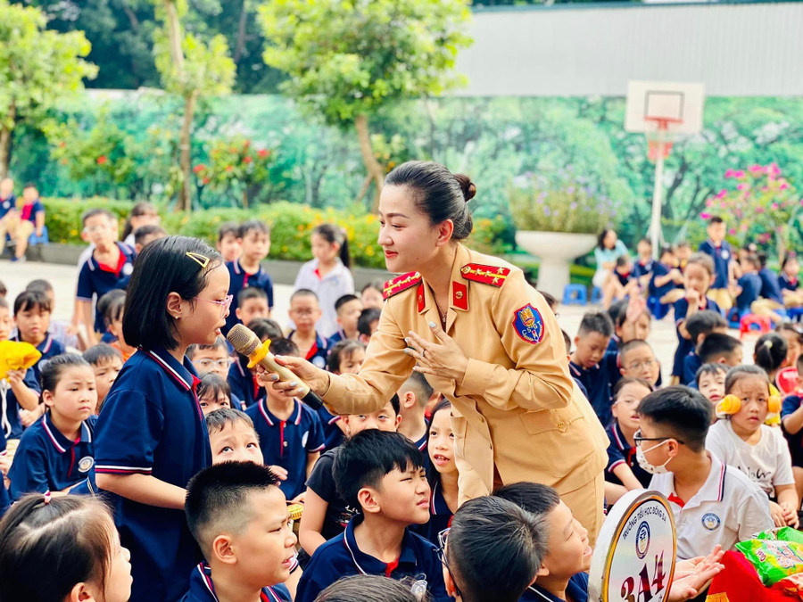 Đại úy Nguyễn Thị Hồng Nhung đến từ Phòng Cảnh sát giao thông - Công an TP Hà Nội đặt câu hỏi giao lưu với học sinh về các quy tắc an toàn giao thông. 