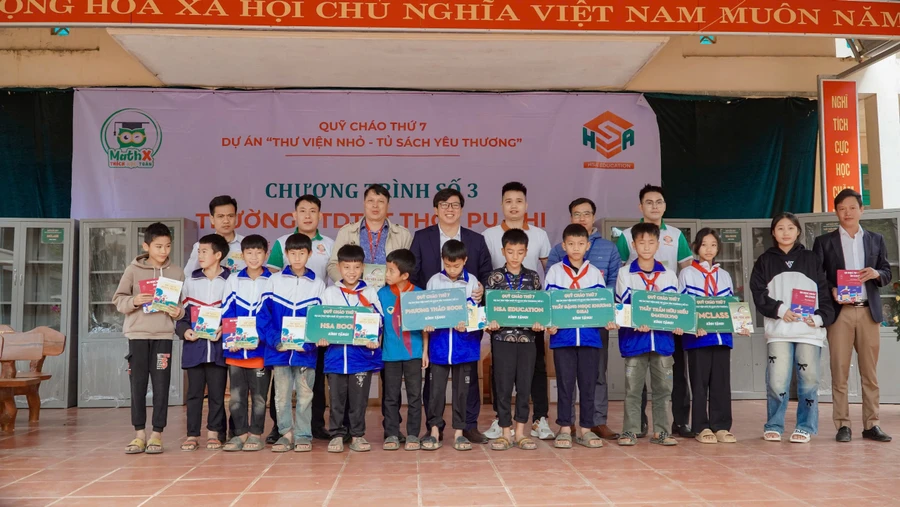 Đại diện HSA Education trao tặng sách trong Dự án “Thư viện nhỏ - Tủ sách yêu thương” tại Trường PTDTBT THCS Pu Nhi, xã Pu Nhi, huyện Điện Biên Đông, tỉnh Điện Biên. 