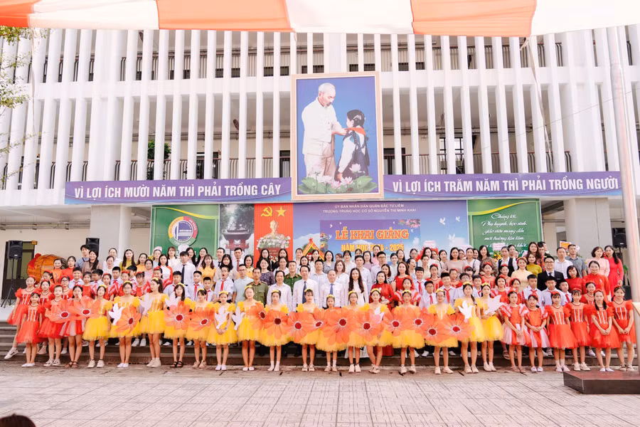 Lãnh đạo quận Bắc Từ Liêm (Hà Nội) tham dự lễ khai giảng năm học mới 2024-2025 tại Trường THCS Nguyễn Thị Minh Khai, phường Tây Tựu. 