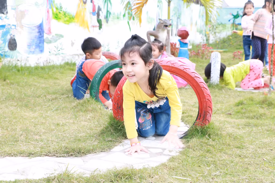 Trẻ tham gia hoạt động ngoài trời tại Trường Mầm non Vũ Ninh (Kiến Xương, Thái Bình). Ảnh tư liệu: Đình Tuệ.