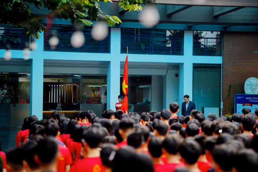 Thầy trò Trường THCS&THPT Lương Thế Vinh cơ sở Cầu Giấy (Hà Nội) dành phút tưởng niệm để ghi nhớ công lao của Tổng Bí thư Nguyễn Phú Trọng.