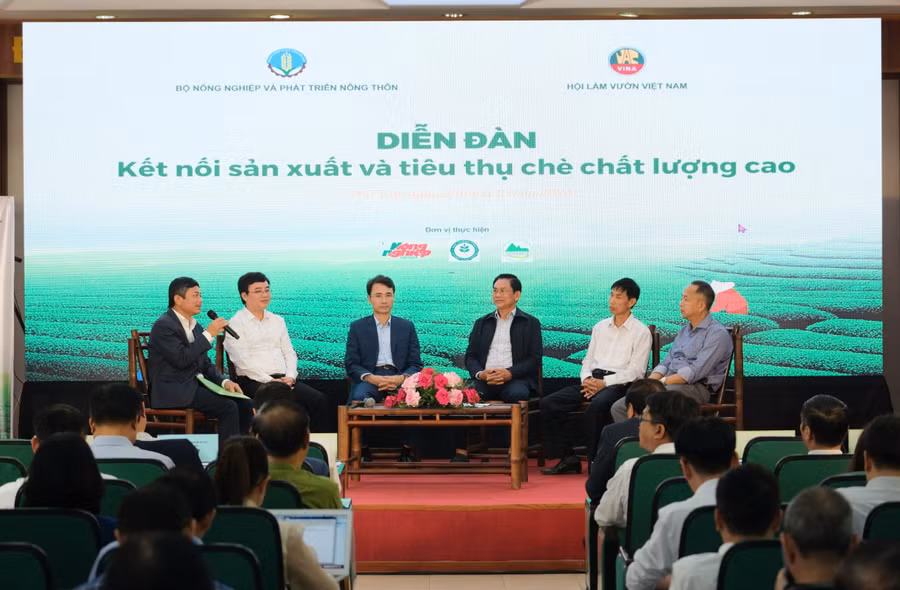 Các đại biểu cùng nhau thảo luận, trao đổi, bàn giải pháp để cùng nhau tìm ra giải pháp giúp nâng cao vị thế, giá trị của chè Việt Nam.