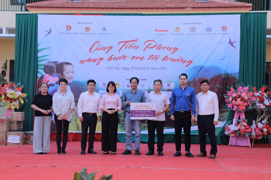 Lãnh đạo Báo Tiền phong và các nhà hảo tâm tặng quà cho các em học sinh khó khăn do thiên tai tại Trường PTDT bán trú Tiểu học Cốc Lầu.