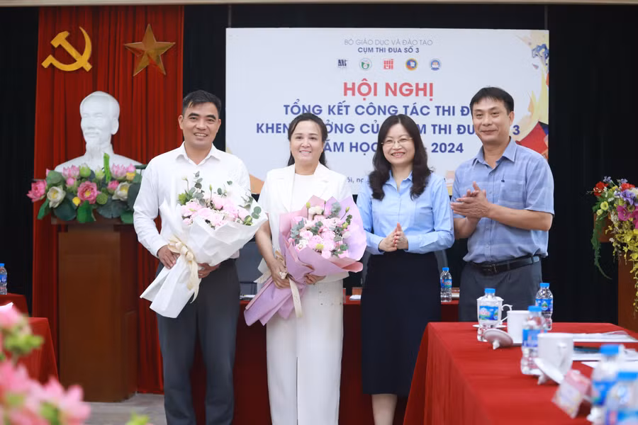 TS Nguyễn Thị Hạnh (thứ 2 từ phải qua) tham dự và chúc mừng hội nghị tổng kết của Cụm thi đua số 3.