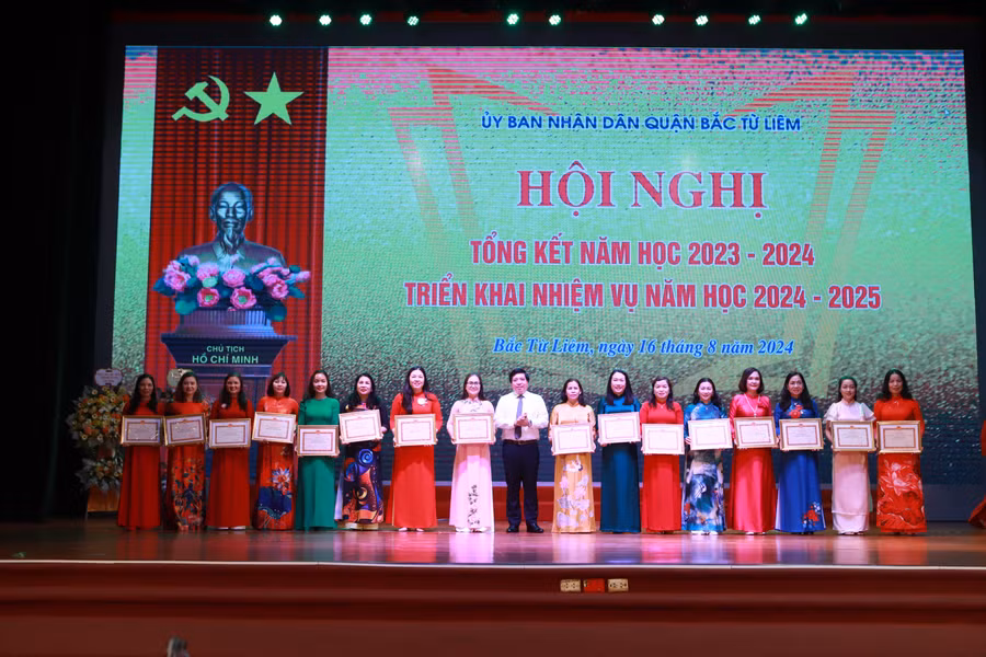 Đại diện các đơn vị được lãnh đạo quận khen thưởng vì có thành tích tiêu biểu trong năm học 2023-2024.