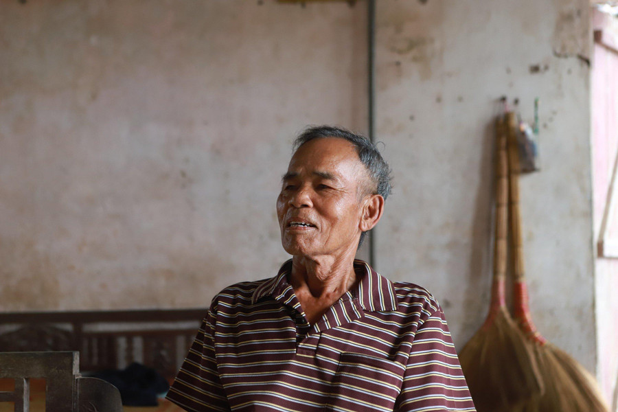 Đang mang căn bệnh hiểm nghèo và tuổi cao, ông Viển không giấu nổi nỗi lo lắng vì không biết mình có thể đồng hành cùng con tới khi trưởng thành hay không và mong sự giúp đỡ từ cộng đồng. Ảnh: Đình Tuệ. 6.jpg