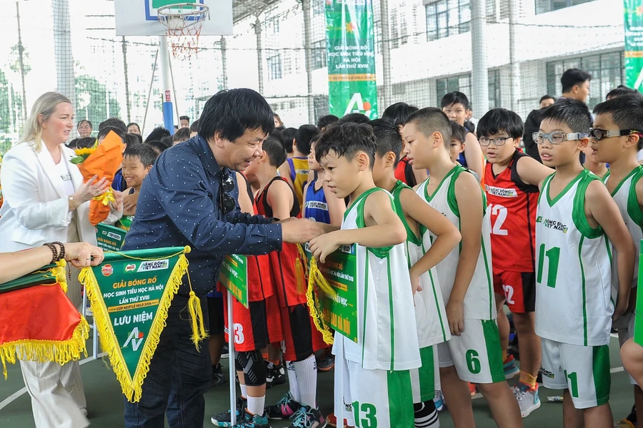 Nhà báo Phan Việt Hùng - Phó Tổng Biên tập Báo Thiếu niên tiền phong và Nhi đồng trao thưởng cho các đội bóng xuất sắc. 