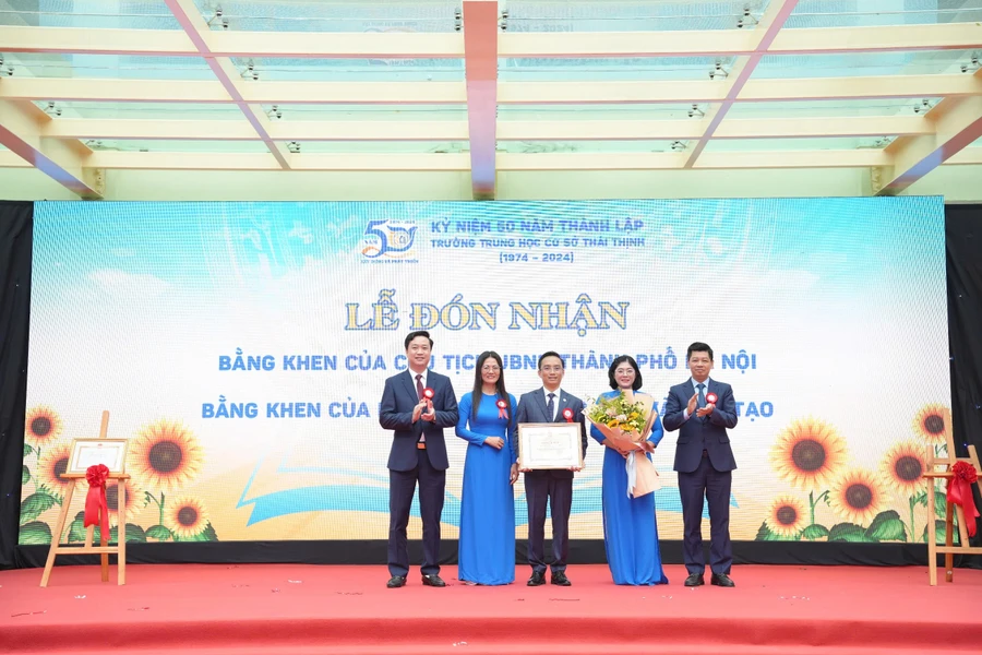 Đại diện nhà trường đón nhận Bằng khen của Bộ trưởng Bộ GD&ĐT nhân dịp 50 năm thành lập Trường THCS Thái Thịnh.