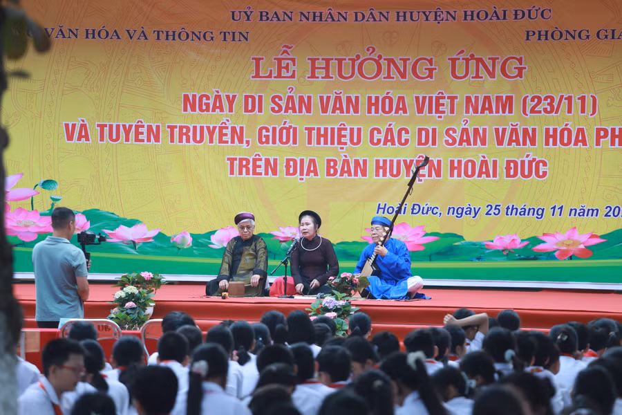 Tiết mục biểu diễn Ca trù của CLB Ca trù Ngãi Cầu, xã An Khánh tại chương trình.